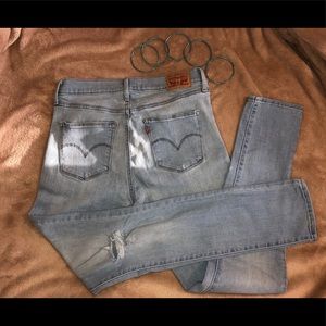 Light washed Levi’s jeans
